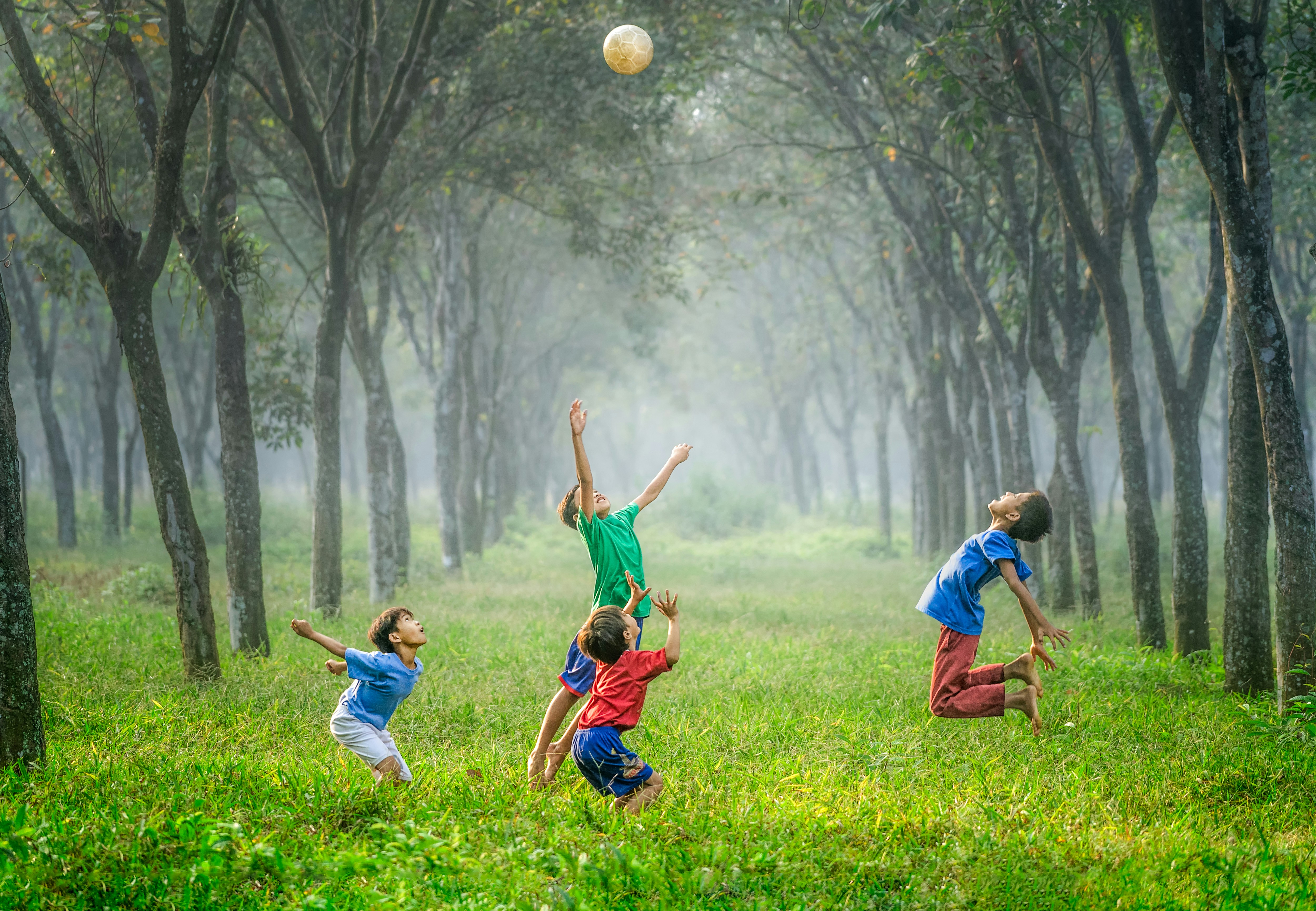 enfants_qui_jouent_ensemble_dehors